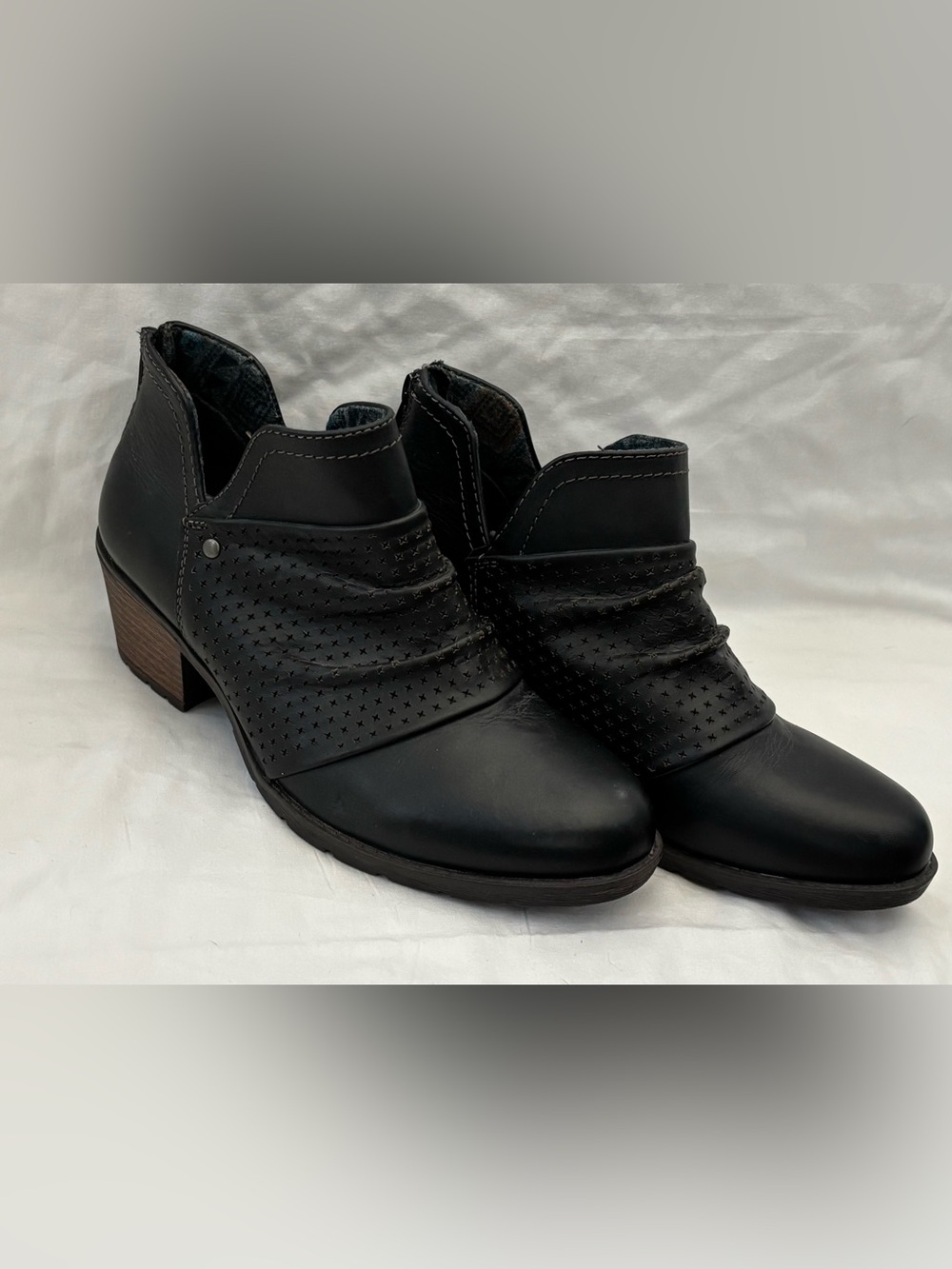 Women’s Earth Origins black leather ankle booties, size 7M